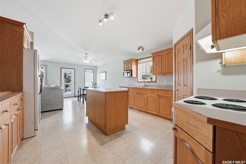 11 Columbia Dr, Saskatoon, SK, S7K1E3 | Card Image