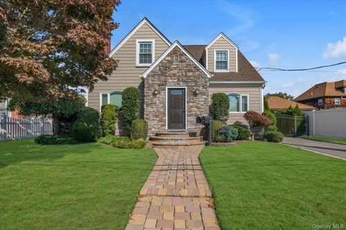 1-74 Custer Ave, Williston Park, NY, 11596-2301 | Card Image