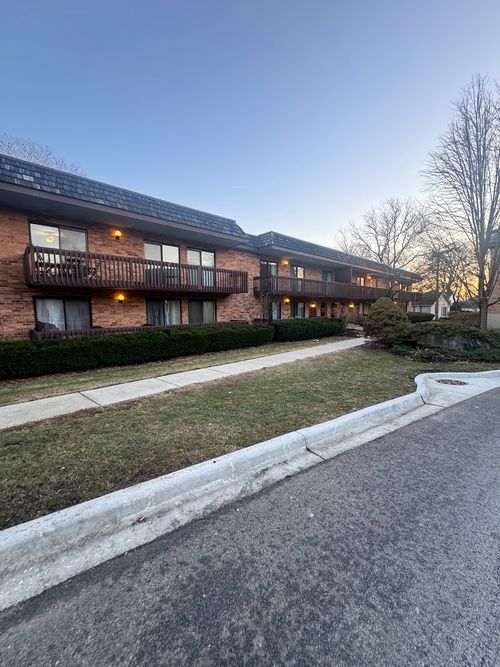 apt-107-8200 Woodglen Ln, Downers Grove, IL, 60516-4575 | Card Image