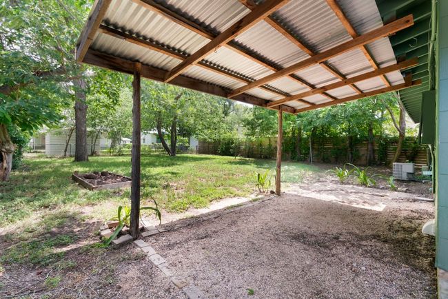 This area overlooks the backyard and is great for your outdoor decor. | Image 23