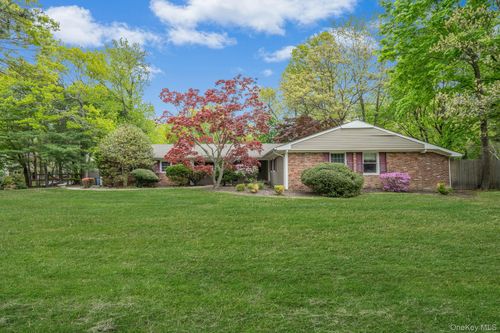 35 Pembrook Dr, Stony Brook, NY, 11790-2619 | Card Image