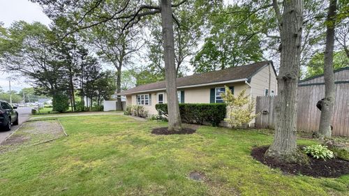 381 Grace St, Holbrook, NY, 11741-2907 | Card Image
