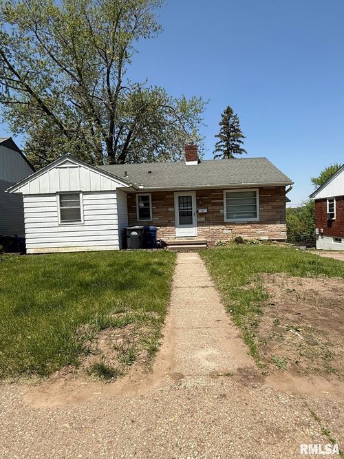 1030 Grandview Dr, Clinton, IA, 52732-6250 | Card Image