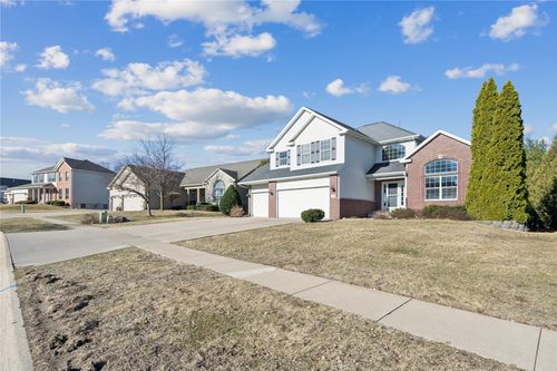 138 Autumn Woods Dr Nw, Cedar Rapids, IA, 52405-5515 | Card Image