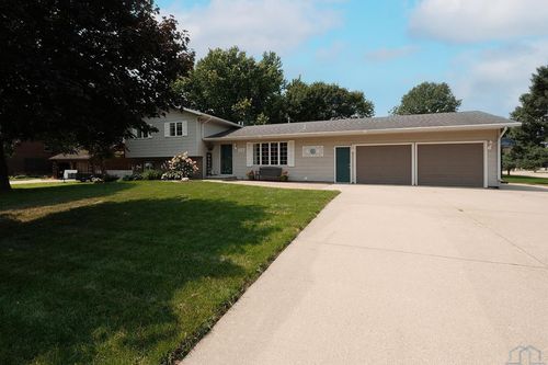 157 12th Ave Ne, Sioux Center, IA, 51250-2252 | Card Image