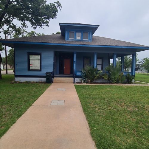 615 E Washington St, Giddings, TX, 78942-2743 | Card Image