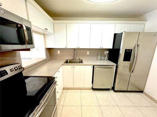 apt-305-7900 Camino Cir, Miami, FL, 33143-6745 | Card Image