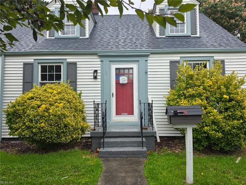 121 Sandpiper Dr, Portsmouth, VA, 23704-1537 | Card Image