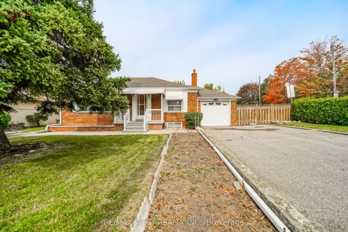 428 Maple Leaf Dr, North York, ON, M6L1P7 | Card Image
