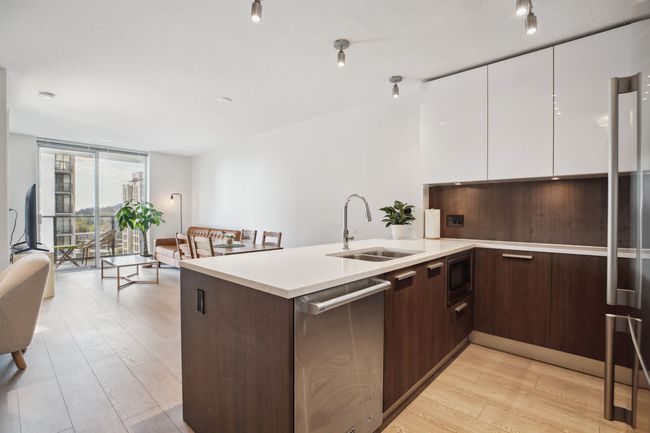 1708 - 3007 Glen Dr, Condo with 1 bedrooms, 1 bathrooms and 1 parking in Coquitlam BC | Image 11