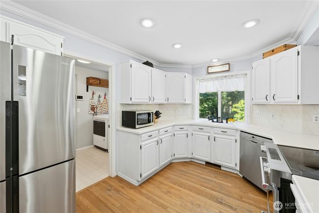 Kitchen with newer appliances | Image 17