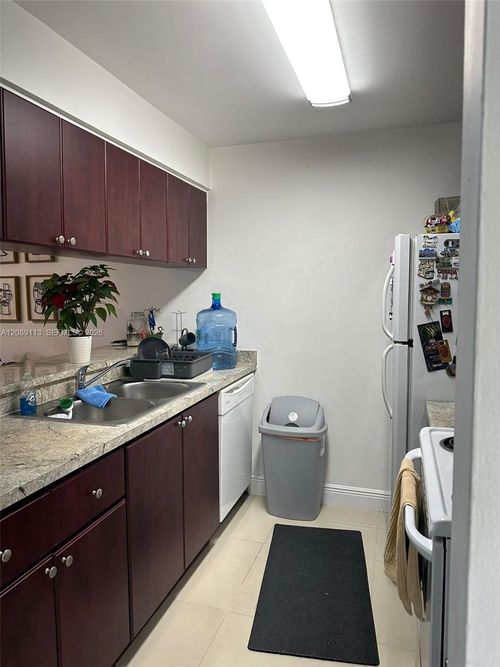 445-8100 Geneva Ct, Doral, FL, 33166-7770 | Card Image