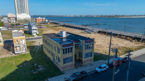 111 Oriental Ave, Atlantic City, NJ, 08401-7956 | Card Image