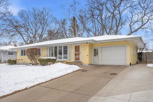 2620 Roth Pl, White Bear Lake, MN, 55110-4533 | Card Image
