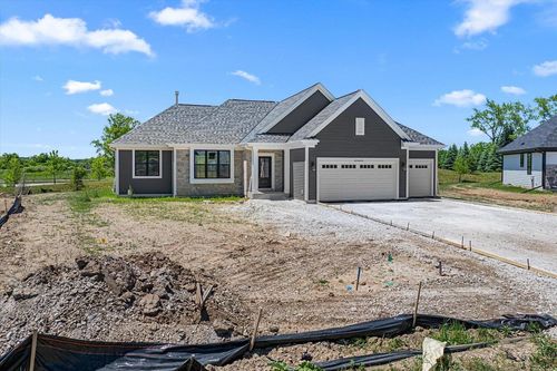 W251N2437 Valleyview Circle, Pewaukee, WI, 53072 | Card Image