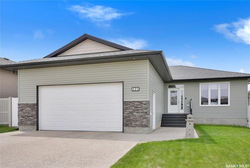 121 Everton Crescent, Moose Jaw, SK, S6K0A3 | Card Image