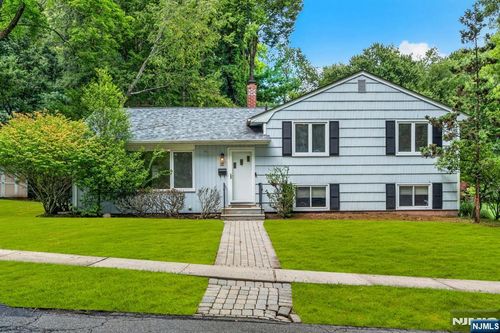11 Lockwood Ln, Closter, NJ, 07624-1711 | Card Image