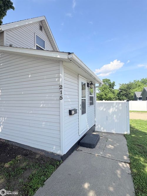 215 N 4th St, Forest City, IA, 50436-1517 | Card Image