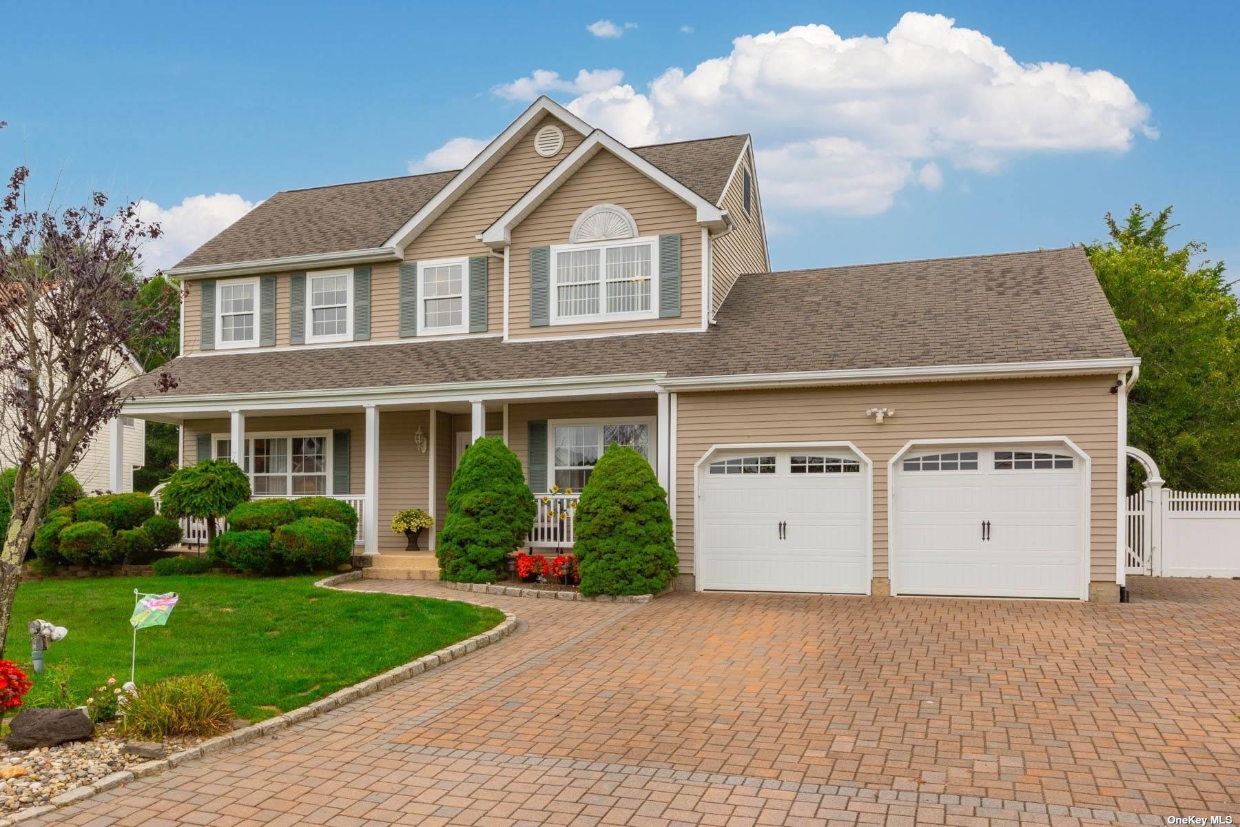 Mayflower Ln, Holtsville, NY 11742