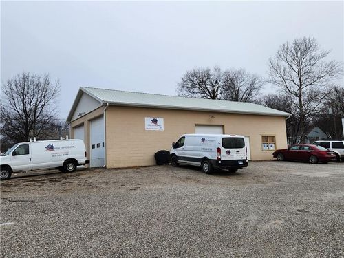 704 S Metcalf Rd, Louisburg, KS, 66053-4036 | Card Image