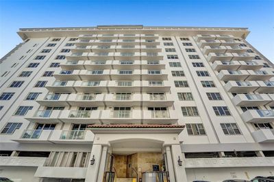 912 - 9195 Collins Ave, Condo with 1 bedrooms, 1 bathrooms and null parking in Surfside FL | Image 1