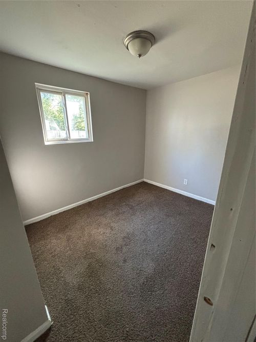 2099 Harwine St, Flint, MI, 48532-5117 | Card Image