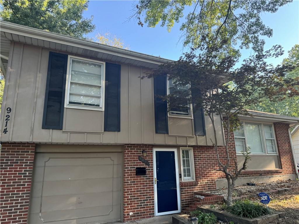 Fairwood Ct, Kansas City, MO 64138