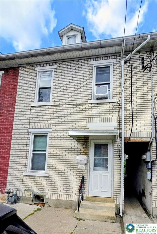 1005 Seneca St, Fountain Hill, PA, 18015-4128 | Card Image