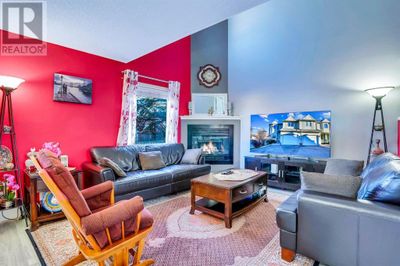 6 - 468 Woodbine Blvd Sw, Townhouse with 4 bedrooms, 3 bathrooms and 1 parking in Calgary AB | Image 2