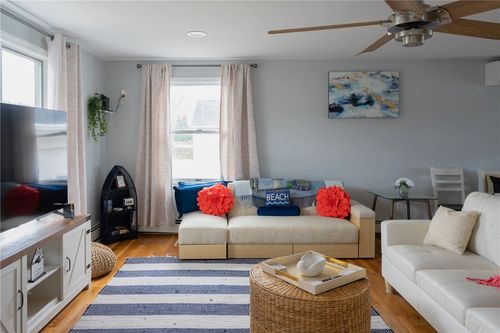 17 Gunning Ct, Middletown, RI, 02842-5814 | Card Image
