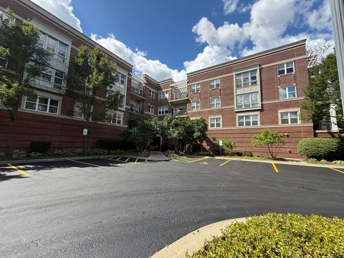 unit-204-300 E Church St, Libertyville, IL, 60048-2251 | Card Image