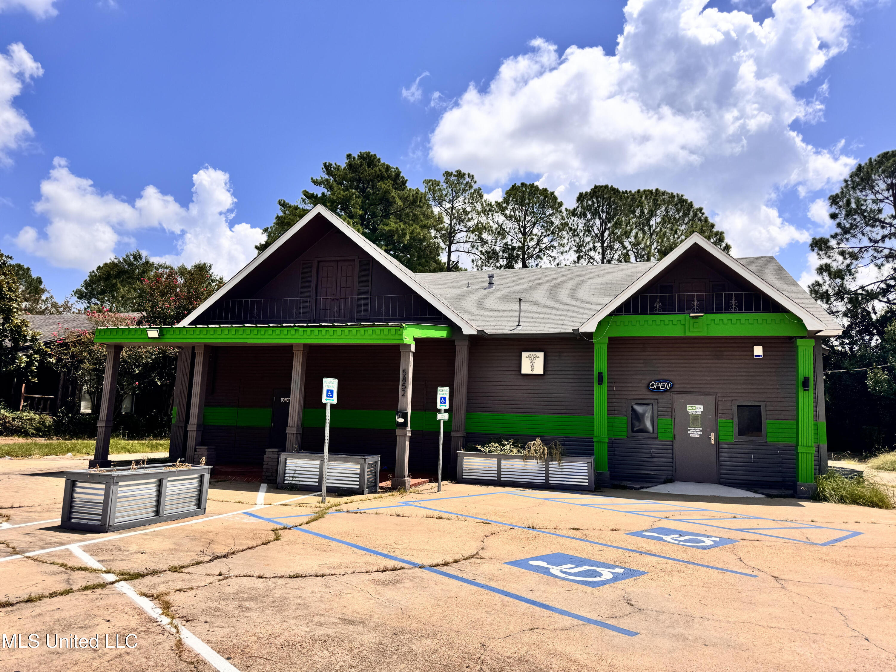 5852 Ridgewood Rd, Jackson, MS 39211