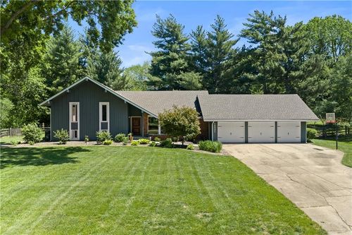 16001 Russell Rd, Stilwell, KS, 66085-9346 | Card Image