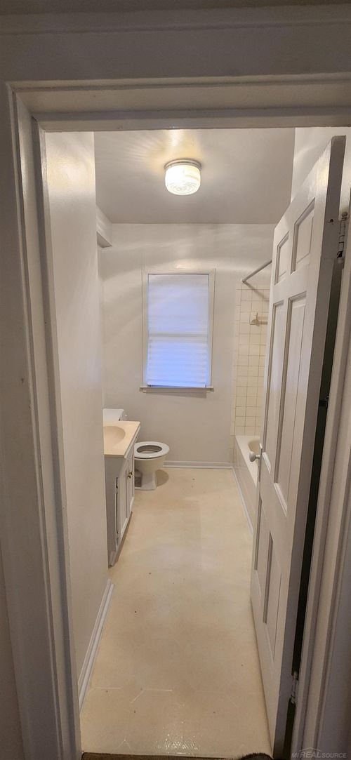 8110 Chalmers Ave, Warren, MI, 48089-2370 | Card Image