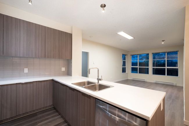 102 - 1152 Windsor Mews, Condo with 3 bedrooms, 2 bathrooms and 2 parking in Coquitlam BC | Image 22