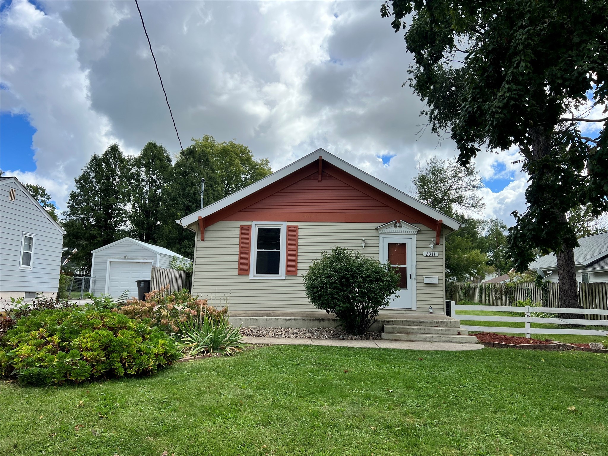 61st St, Des Moines, IA 50322