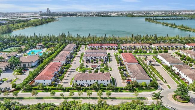 10380 Nw 88 Th Ter, Townhouse with 4 bedrooms, 3 bathrooms and null parking in Doral FL | Image 56