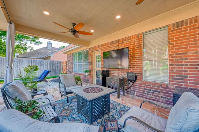 Back patio. Patio furniture stays! | Image 43