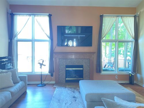 537 Bloomer Ridge Dr, Rochester, MI, 48307-2270 | Card Image