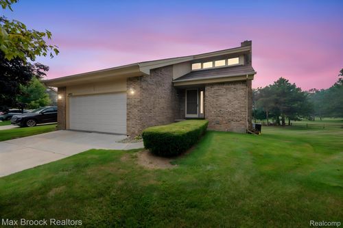 4723 Fairway Court, Waterford Charter Township, MI, 48328 | Card Image