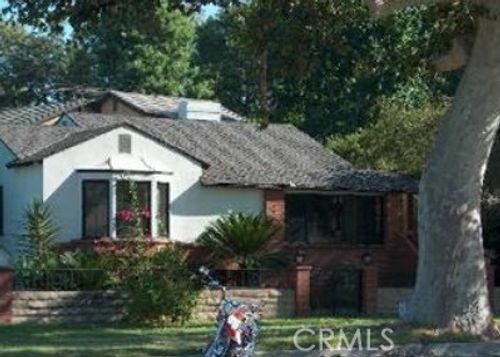1811 W Riverside Dr, Burbank, CA, 91506-2922 | Card Image