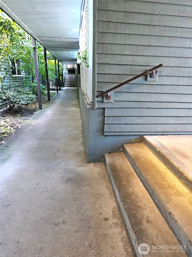 Only 3 steps down to the home level. | Image 30
