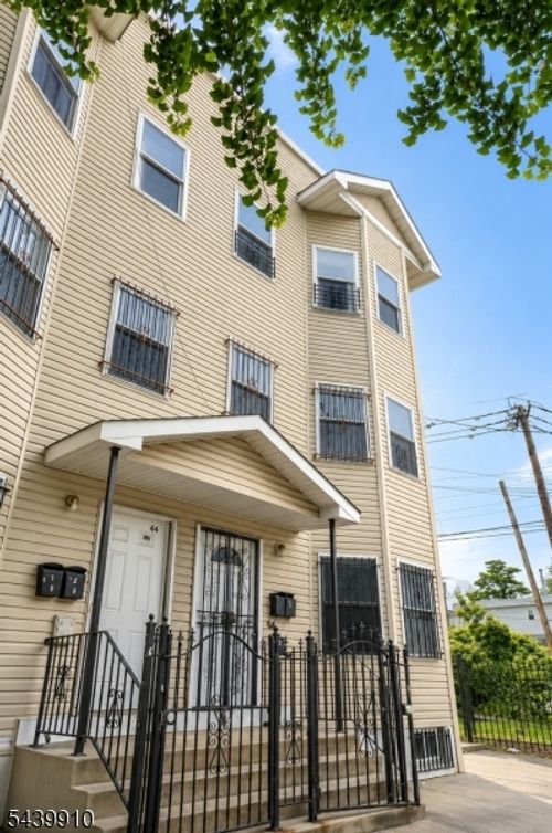 42 Astor St, Newark, NJ, 07114-2044 | Card Image