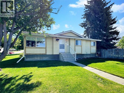 2501 3rd St S, Cranbrook, BC, V1C4W4 | Card Image