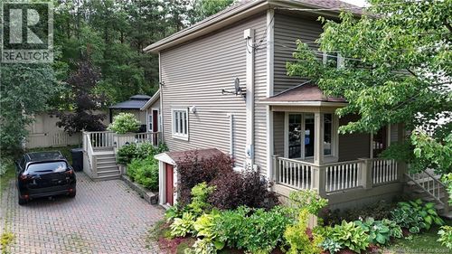 22 21 E Ave, House with 3 bedrooms, 2 bathrooms and null parking in Edmundston NB | Card Image