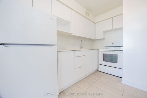 711-33 Erskine Avenue, Toronto, ON, M4P1Y6 | Card Image