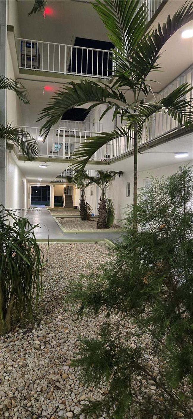 APT-207 - 4215 N University Dr, Condo with 2 bedrooms, 2 bathrooms and null parking in Sunrise FL | Image 4