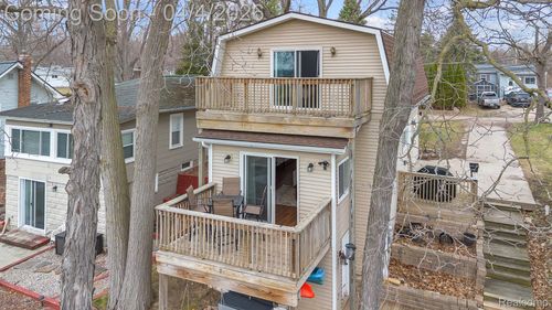 9473 Huron, Pinckney, MI, 48169-9419 | Card Image