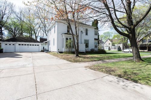 11041104-12-1104 7th St E, Menomonie, WI, 54751-2641 | Card Image
