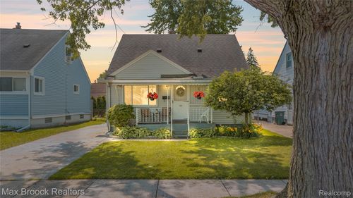 133 Tecumseh St, Clawson, MI, 48017-2218 | Card Image